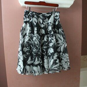 Banana Republic Full Skirt Sz 0 Black White Floral Pleated Silk Lined